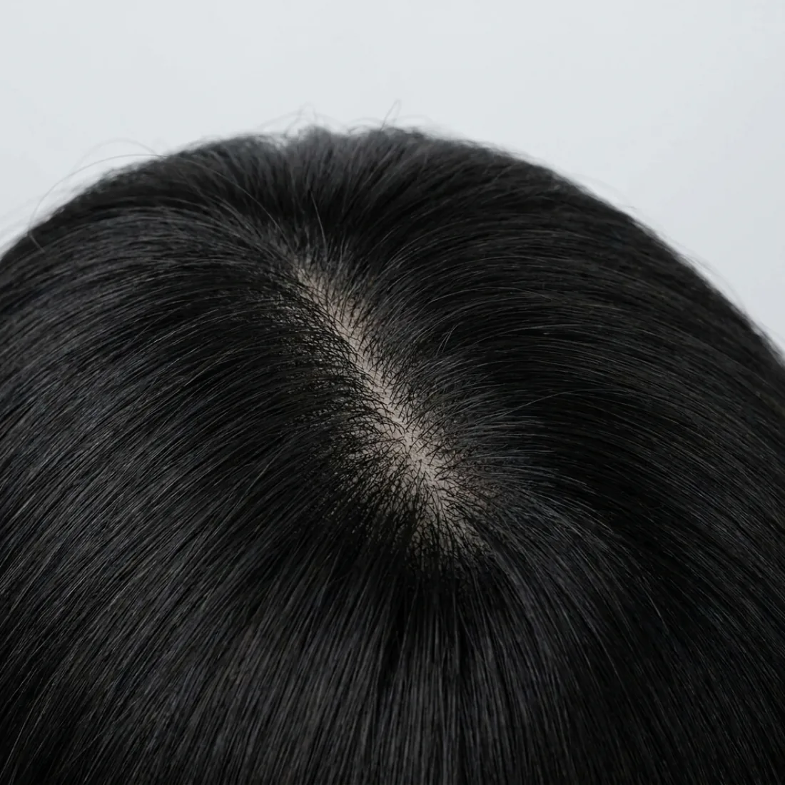 Hair topper parting detail